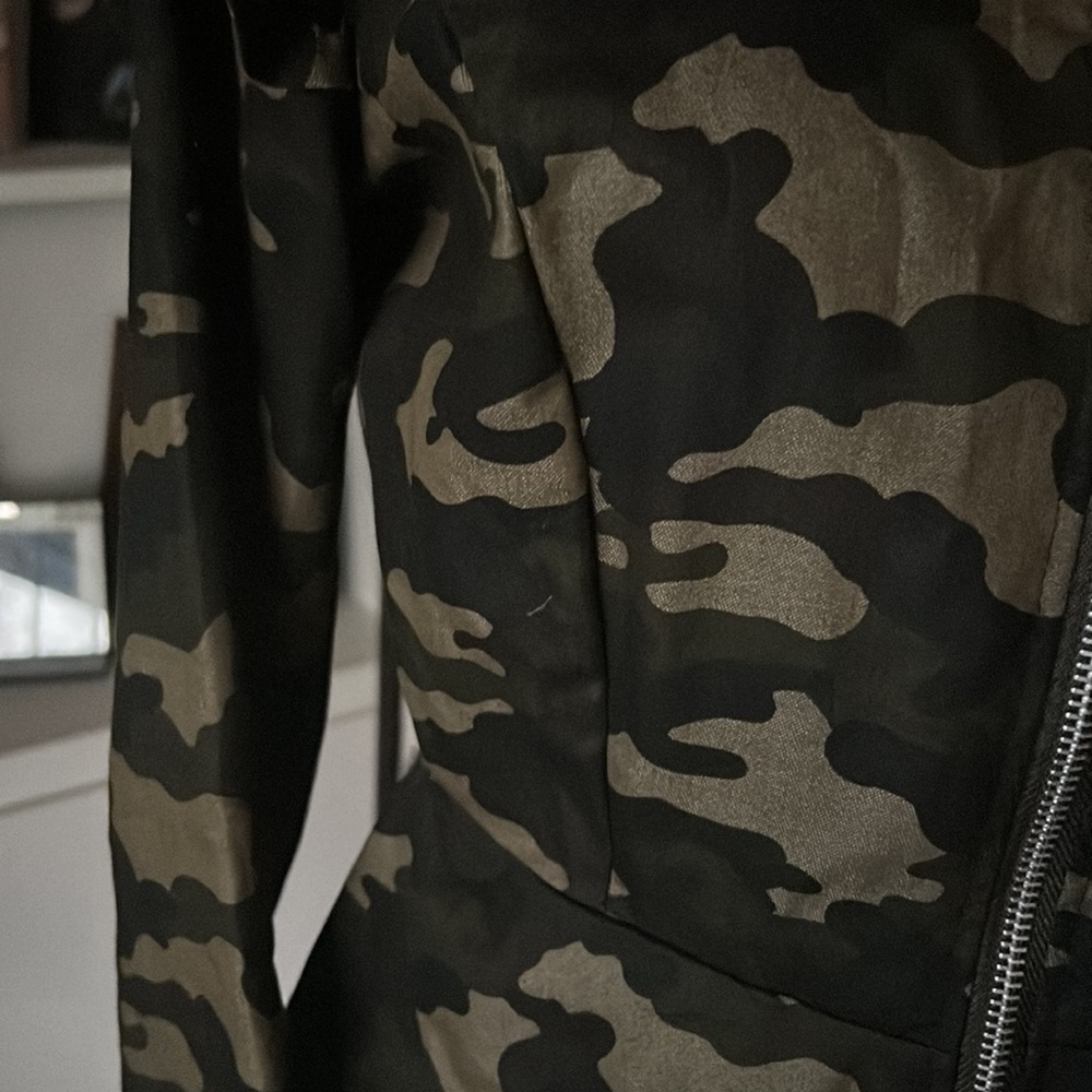 Army fatigue shirt jacket with zipper and ruffled sleeve - Picture 8 of 9